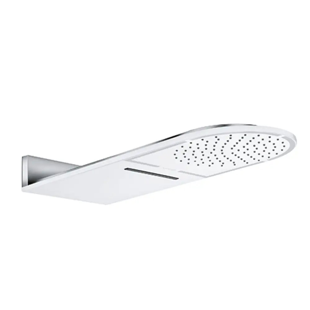 Kopfbrause von Kludi mit abgerundeter Form in Chrom und Weiß, montiert an einer Wand. Die Oberfläche hat ein strukturiertes Muster mit Wasserlöchern.